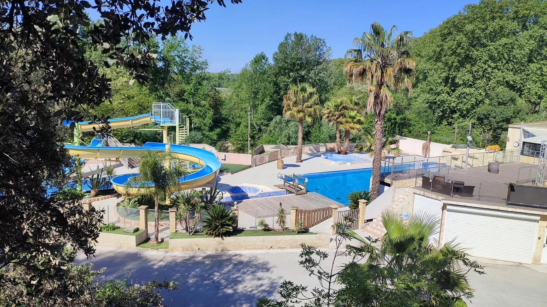 Campsite Mobil Home Dans Camping Aquatique Hyeres