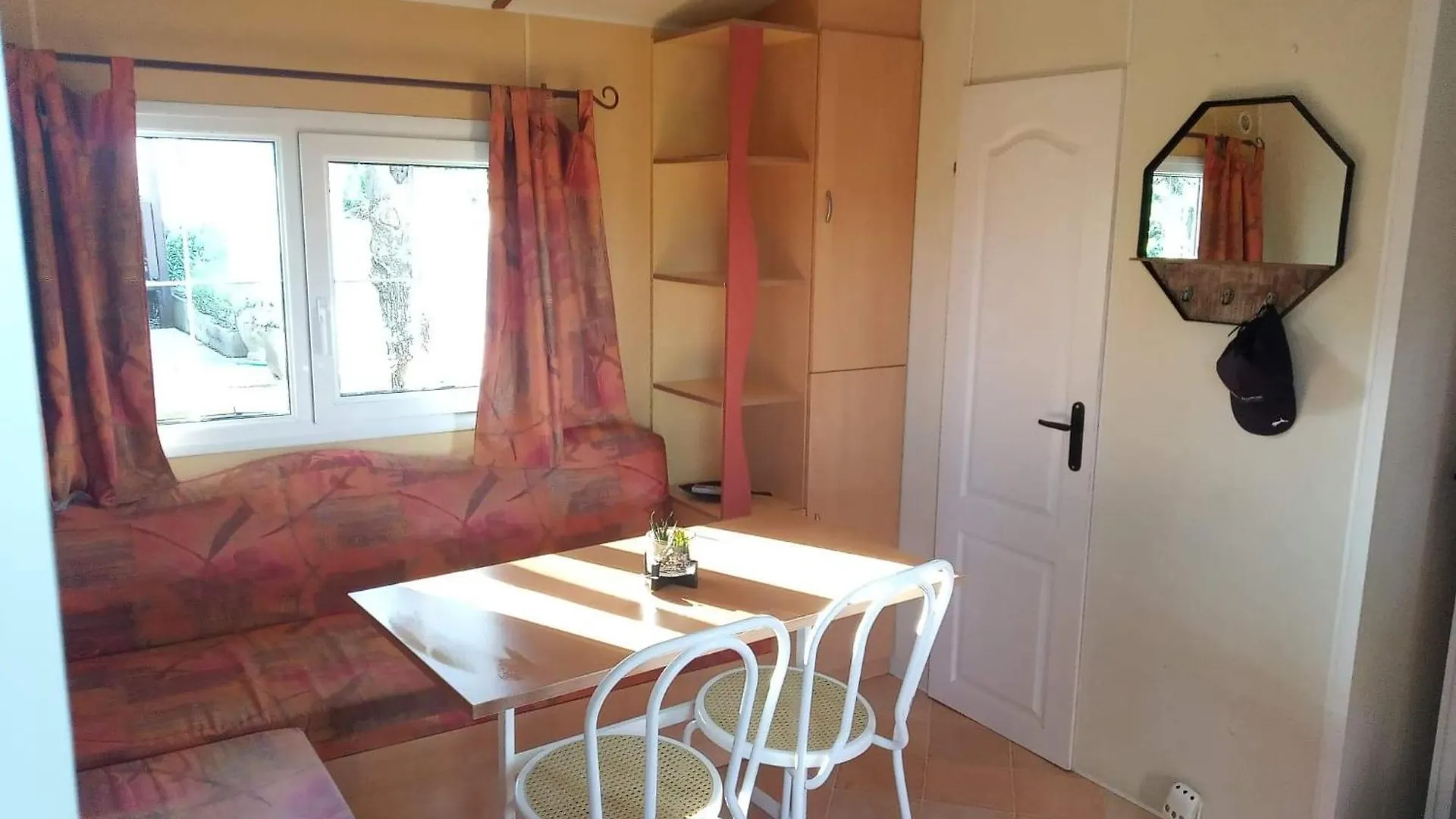 Mobil Home Dans Camping Aquatique Hyeres